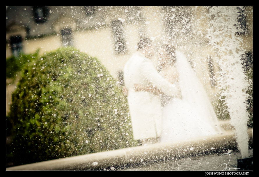 The first look happen in the gardens of the Castle.