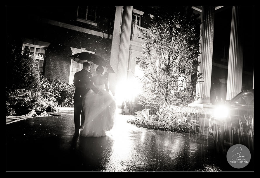 The final shot of the evening as the couple, with a slight rain, saying goodbye to their guest.