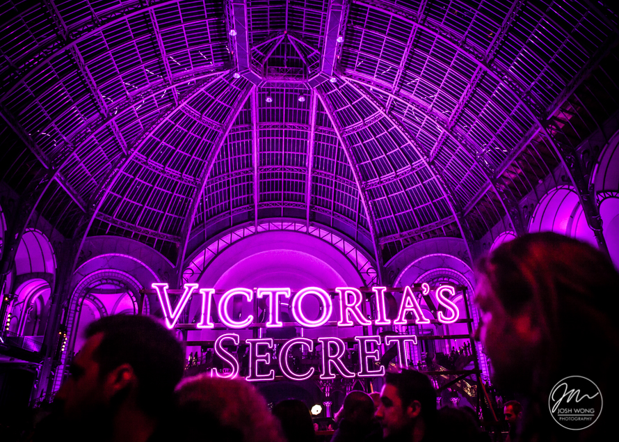 Invited guest enter the Grand Palais were greeted with the iconic pink VS Logo.