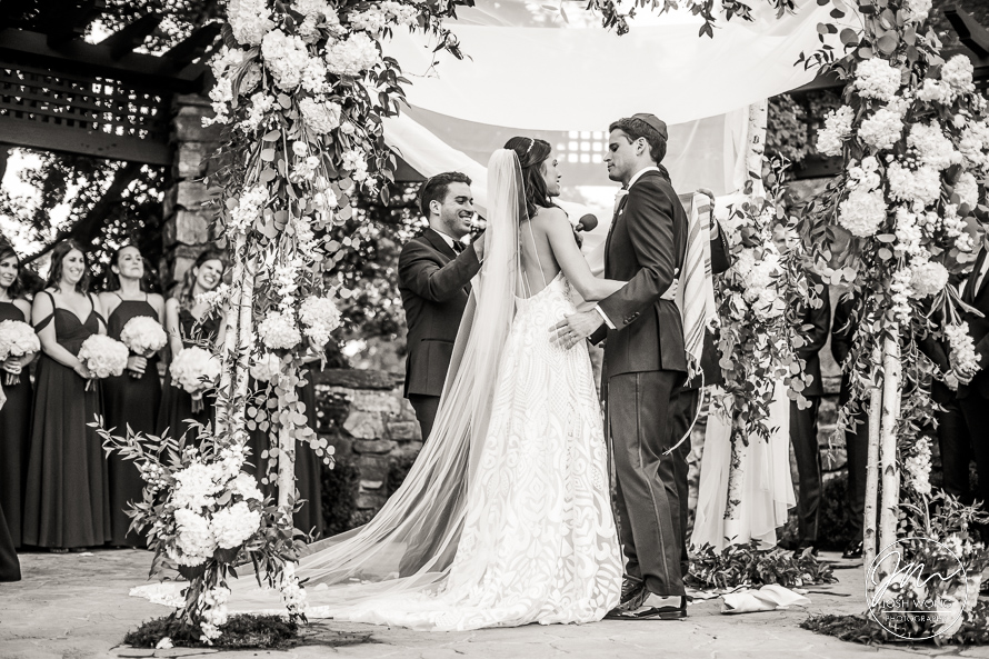A Le Chateau Wedding in South Salem New York featuring images by one of the best NYC wedding photographers Josh Wong Photography