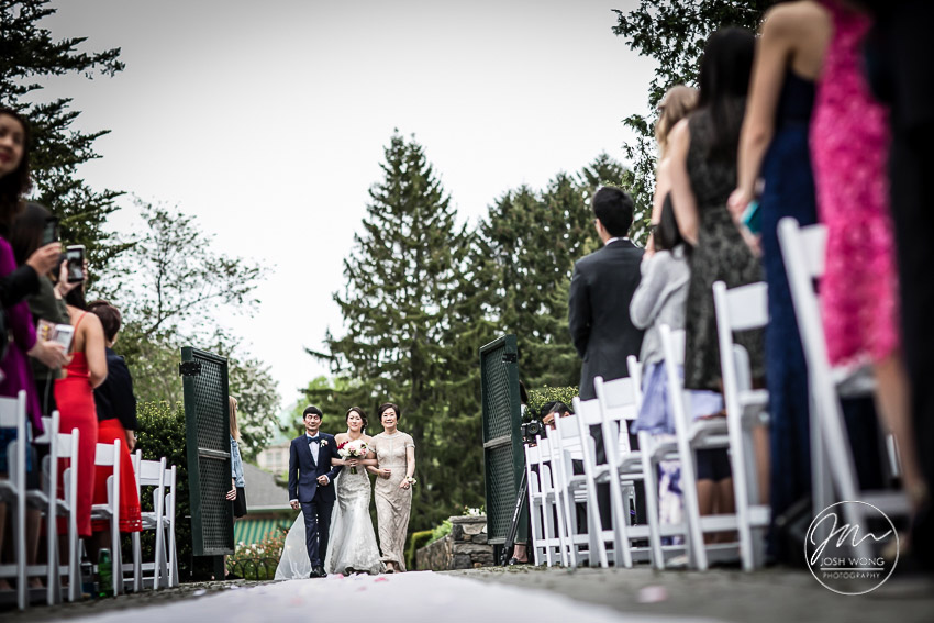 After the bridal party photoshoot, we get ready for the outdoor ceremony.  New York Botanical Garden Wedding Pictures by NYC Wedding Photographer Josh Wong Photography