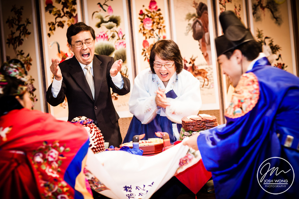 Pae Baek traditional wedding ceremony. Wedding pictures by NYC Wedding photographer Josh Wong Photography